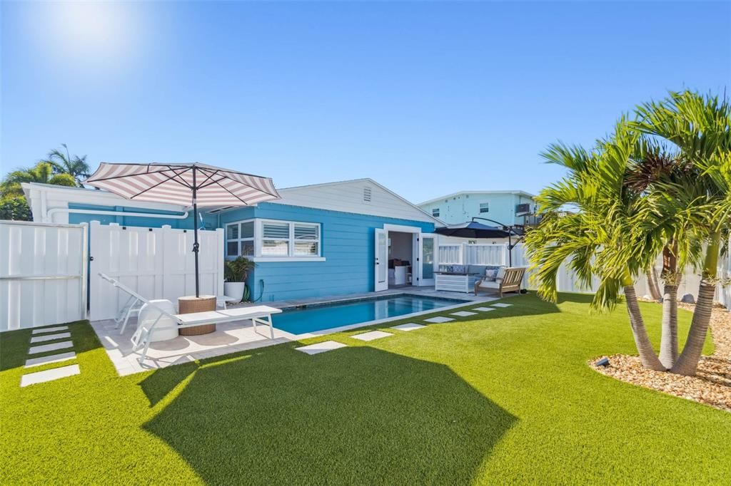 For Sale: $699,900 (2 beds, 1 baths, 825 Square Feet)