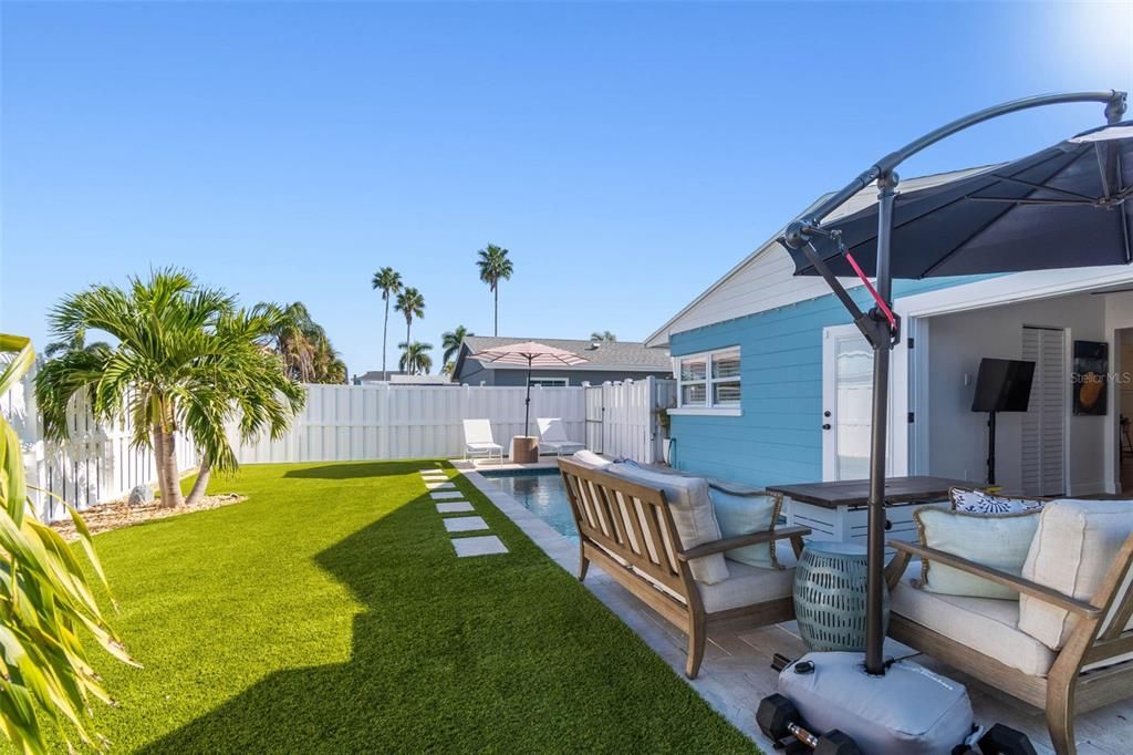 For Sale: $699,900 (2 beds, 1 baths, 825 Square Feet)