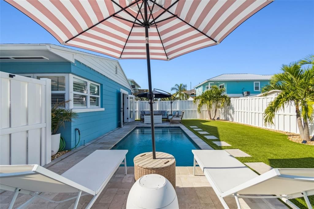 For Sale: $699,900 (2 beds, 1 baths, 825 Square Feet)