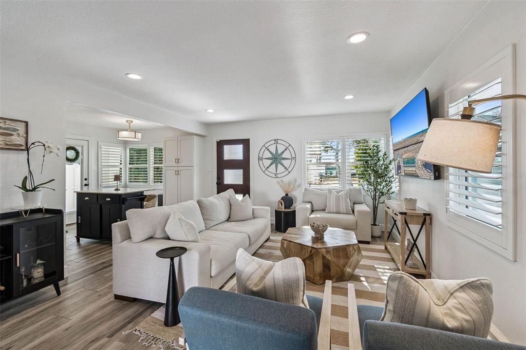 For Sale: $699,900 (2 beds, 1 baths, 825 Square Feet)