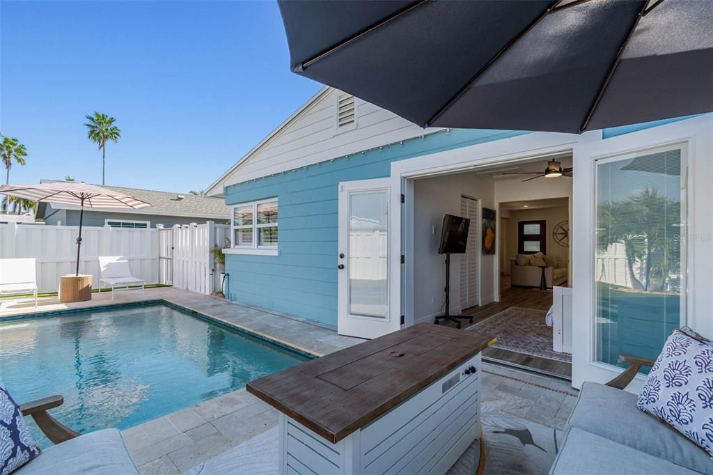 For Sale: $699,900 (2 beds, 1 baths, 825 Square Feet)