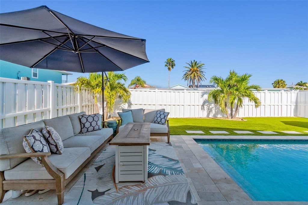 For Sale: $699,900 (2 beds, 1 baths, 825 Square Feet)