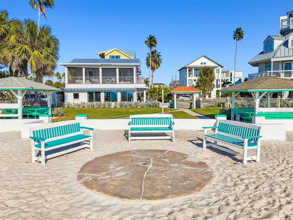 For Sale: $699,900 (2 beds, 1 baths, 825 Square Feet)