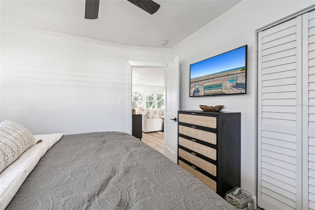 For Sale: $699,900 (2 beds, 1 baths, 825 Square Feet)