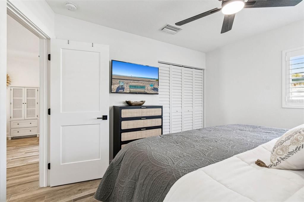 For Sale: $699,900 (2 beds, 1 baths, 825 Square Feet)