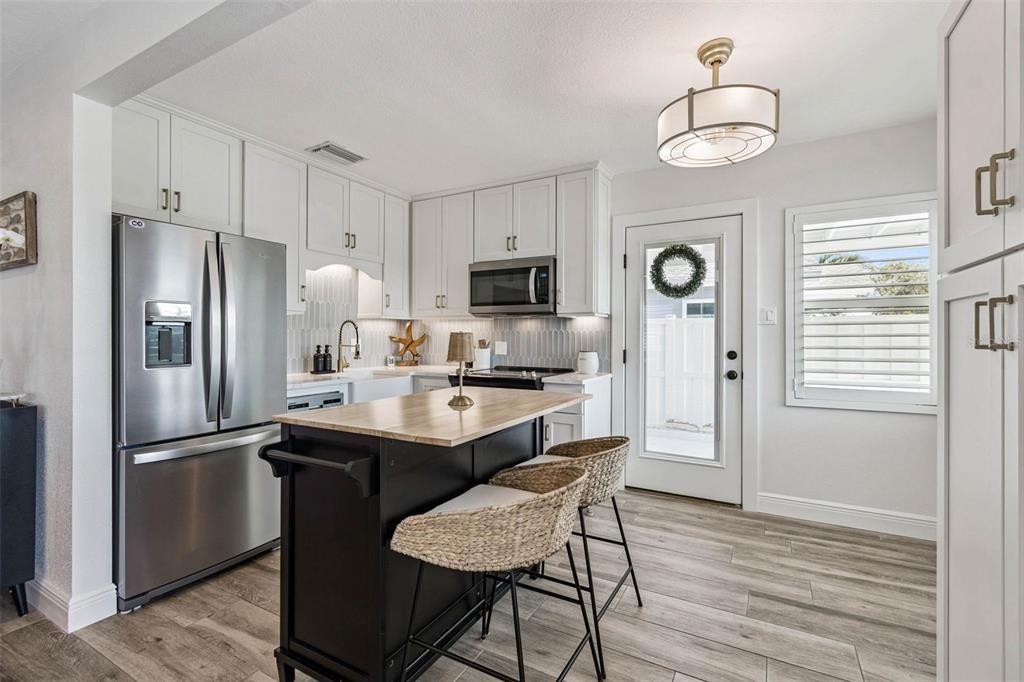 For Sale: $699,900 (2 beds, 1 baths, 825 Square Feet)