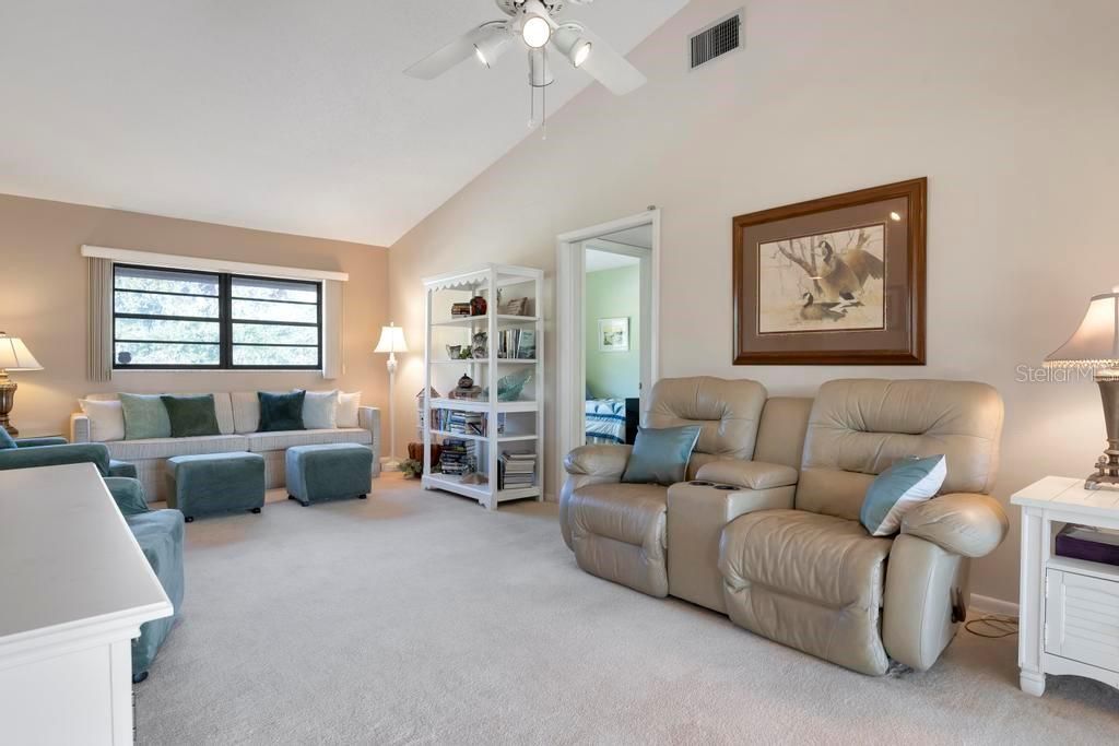 待售: $159,900 (2 贝兹, 2 浴室, 832 平方英尺)