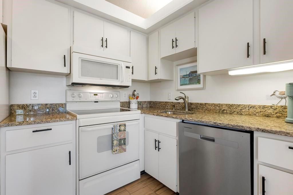 待售: $159,900 (2 贝兹, 2 浴室, 832 平方英尺)