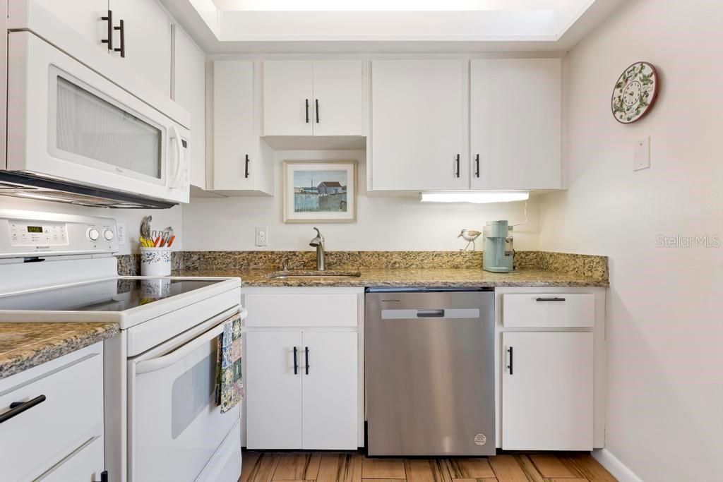 待售: $159,900 (2 贝兹, 2 浴室, 832 平方英尺)