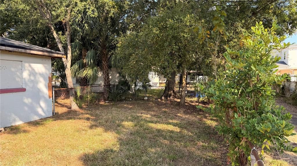 Active With Contract: $250,000 (2 beds, 1 baths, 1036 Square Feet)