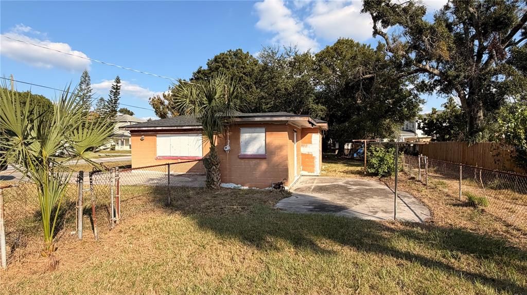 Active With Contract: $250,000 (2 beds, 1 baths, 1036 Square Feet)