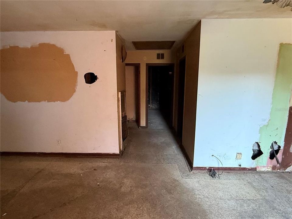 Active With Contract: $250,000 (2 beds, 1 baths, 1036 Square Feet)