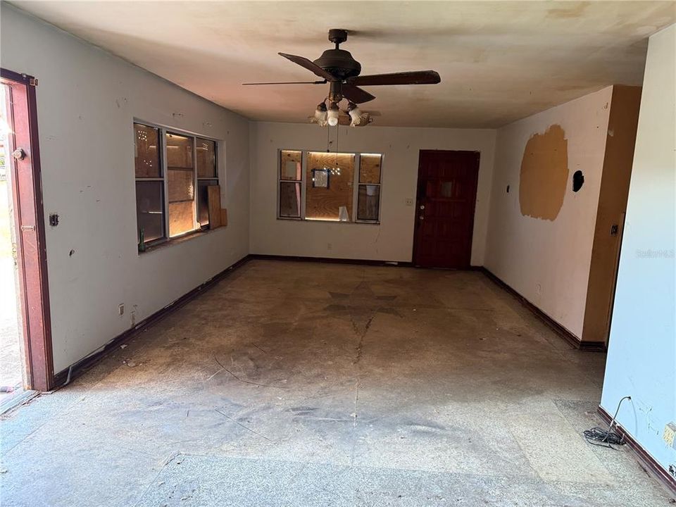 Active With Contract: $250,000 (2 beds, 1 baths, 1036 Square Feet)