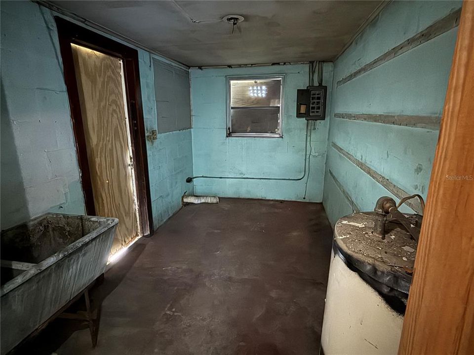 Active With Contract: $250,000 (2 beds, 1 baths, 1036 Square Feet)