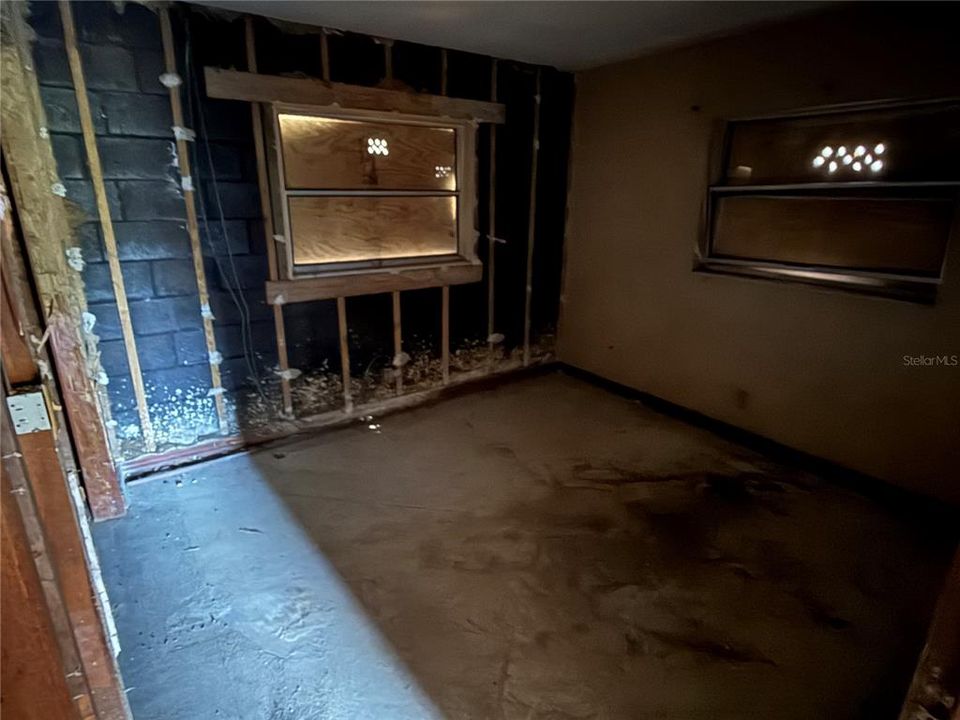 Active With Contract: $250,000 (2 beds, 1 baths, 1036 Square Feet)