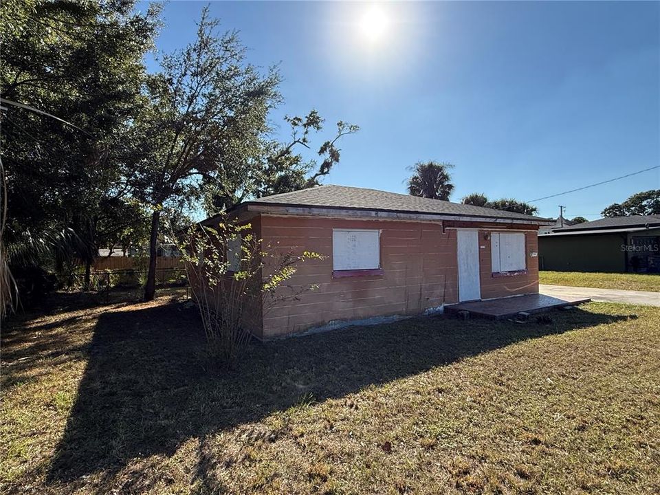 Active With Contract: $250,000 (2 beds, 1 baths, 1036 Square Feet)