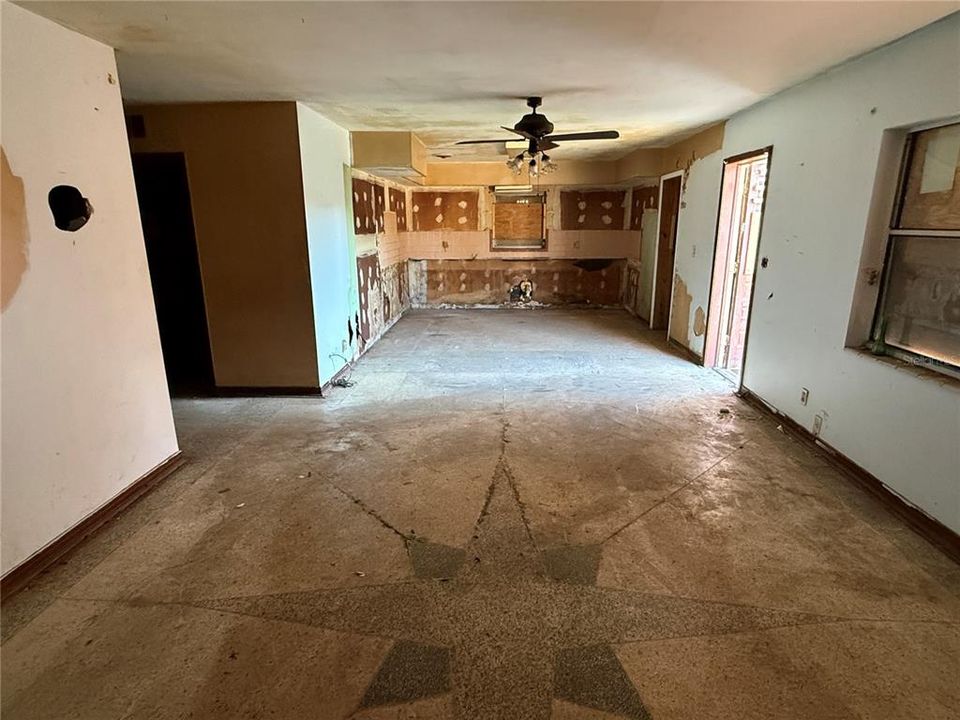 Active With Contract: $250,000 (2 beds, 1 baths, 1036 Square Feet)