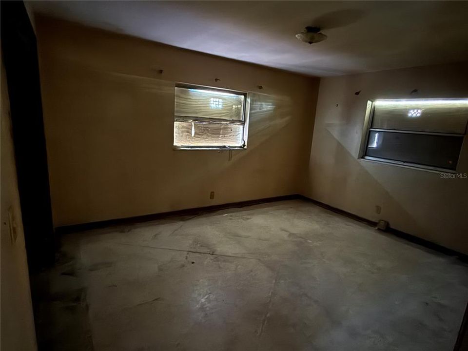 Active With Contract: $250,000 (2 beds, 1 baths, 1036 Square Feet)