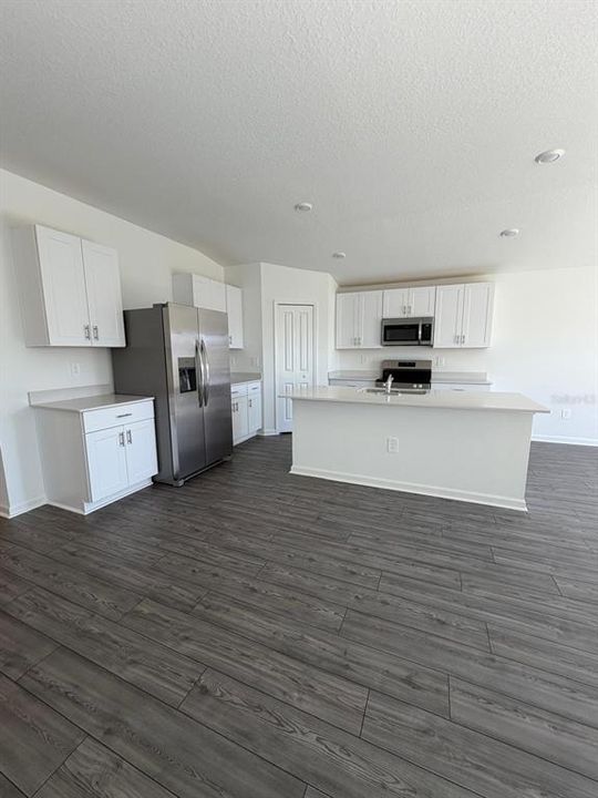 В аренду: $2,300 (4 спален, 2 ванн, 1821 Квадратных фут)