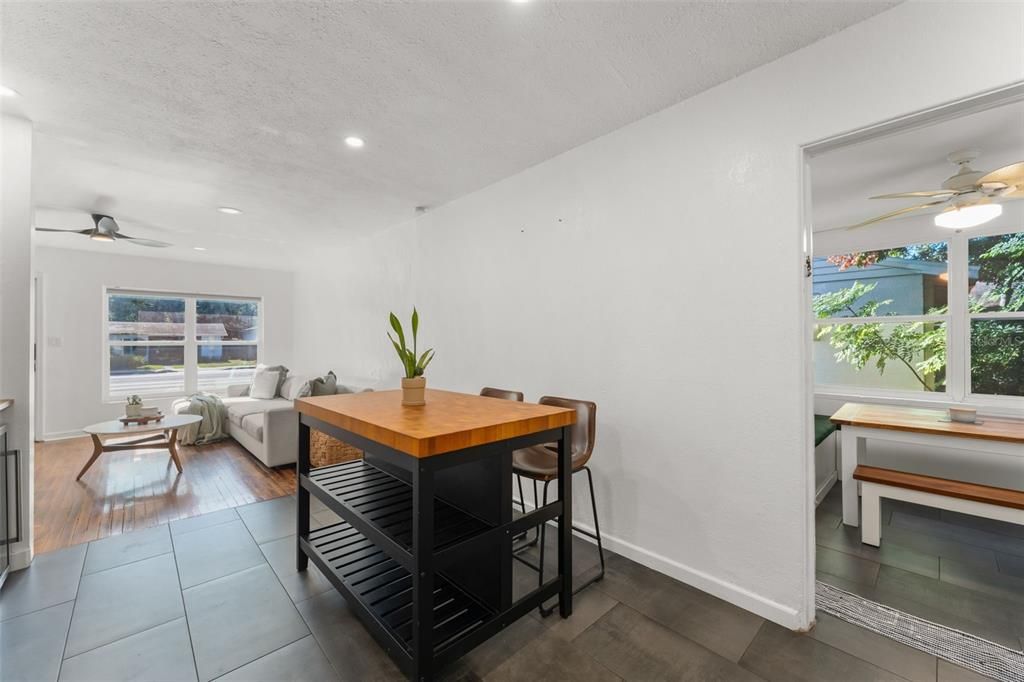 待售: $414,900 (2 贝兹, 1 浴室, 942 平方英尺)