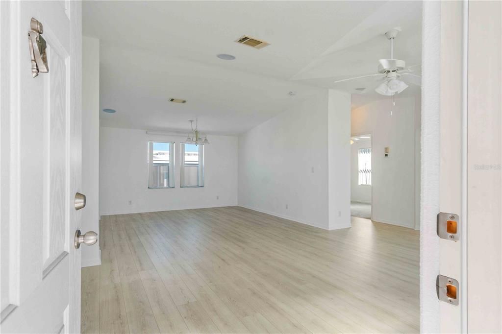 For Sale: $229,900 (2 beds, 2 baths, 1368 Square Feet)