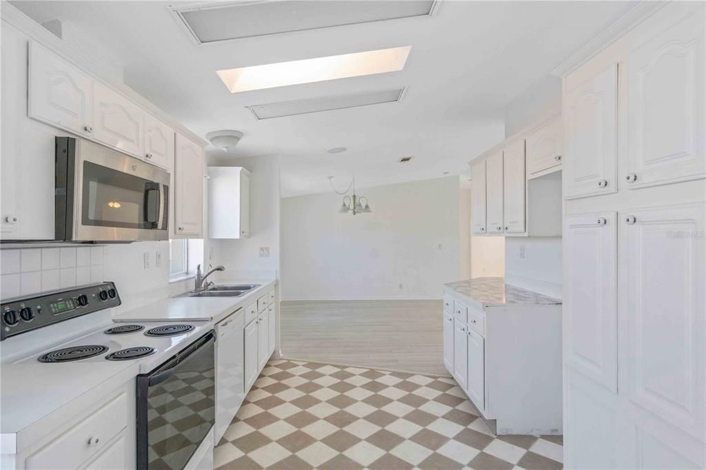 For Sale: $229,900 (2 beds, 2 baths, 1368 Square Feet)