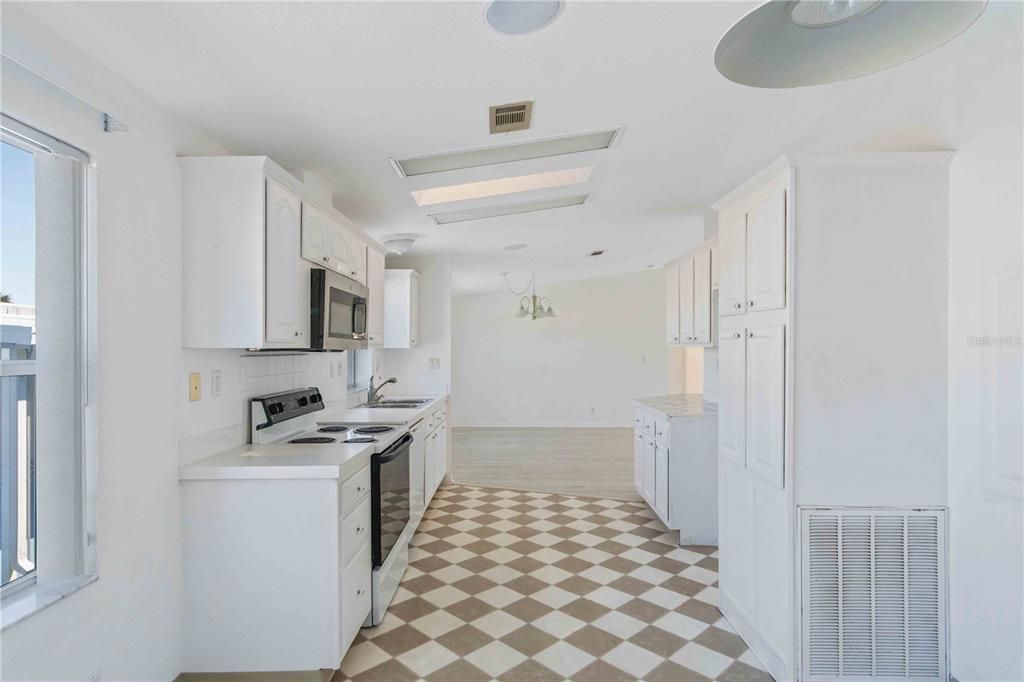 For Sale: $229,900 (2 beds, 2 baths, 1368 Square Feet)