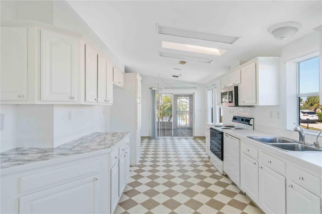 For Sale: $229,900 (2 beds, 2 baths, 1368 Square Feet)