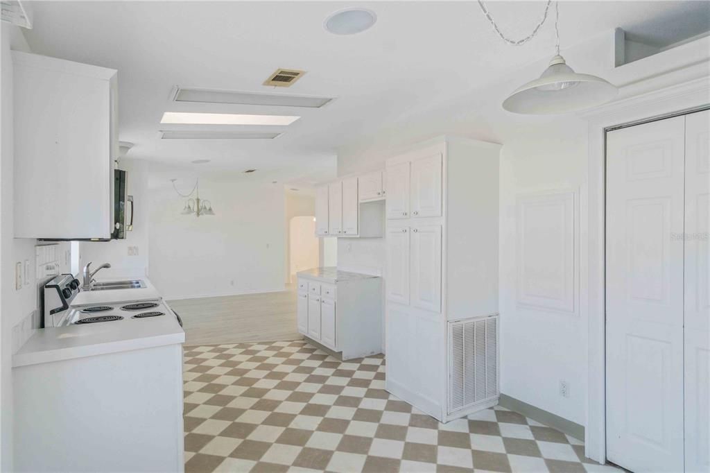 For Sale: $229,900 (2 beds, 2 baths, 1368 Square Feet)