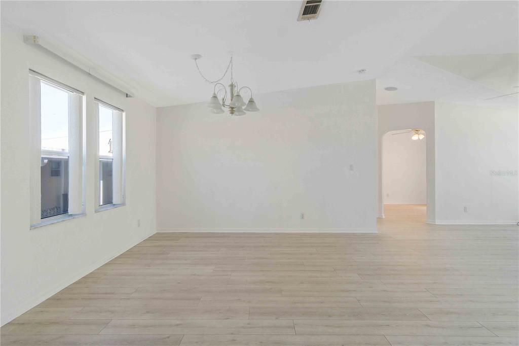 For Sale: $229,900 (2 beds, 2 baths, 1368 Square Feet)