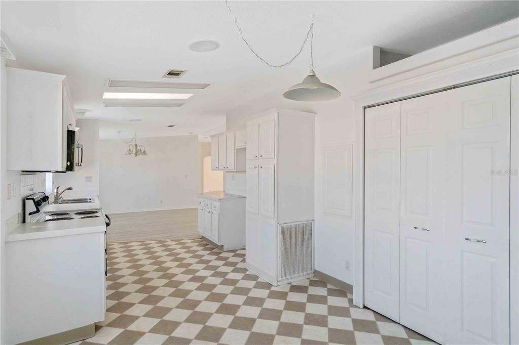 For Sale: $229,900 (2 beds, 2 baths, 1368 Square Feet)