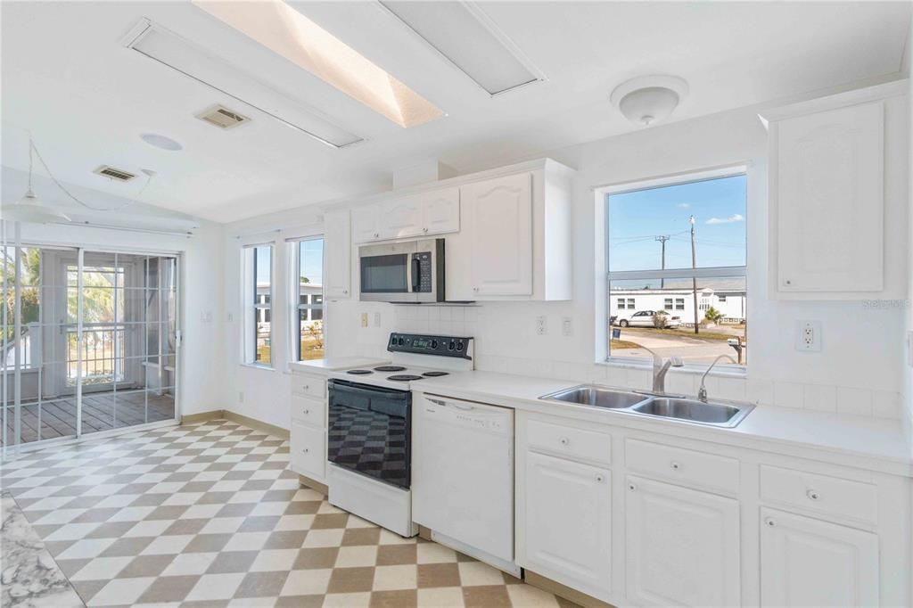 For Sale: $229,900 (2 beds, 2 baths, 1368 Square Feet)