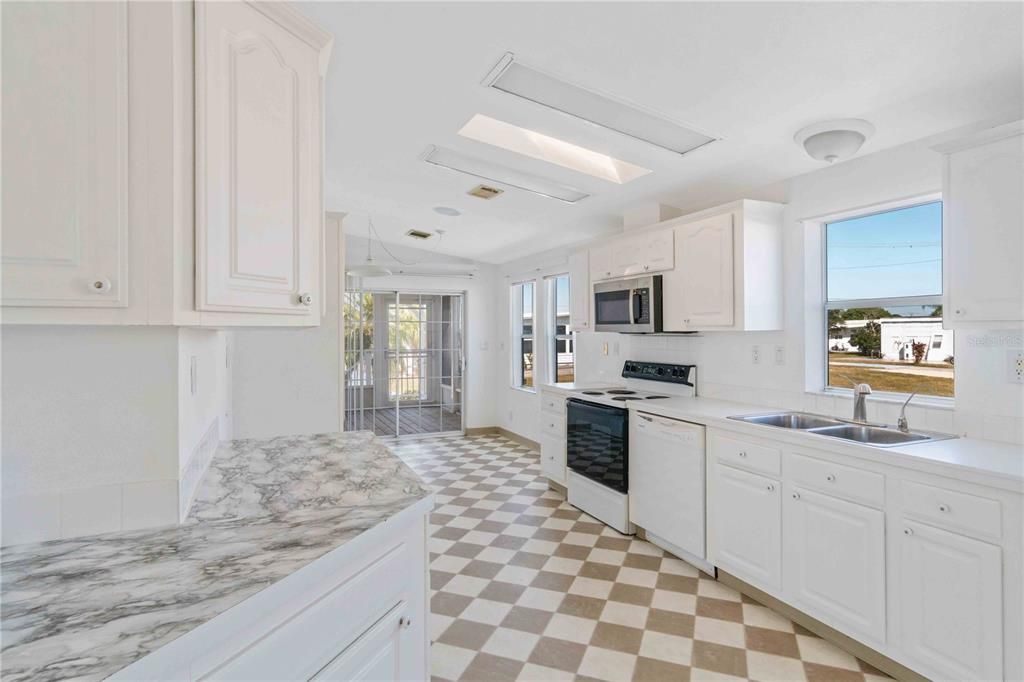 For Sale: $229,900 (2 beds, 2 baths, 1368 Square Feet)