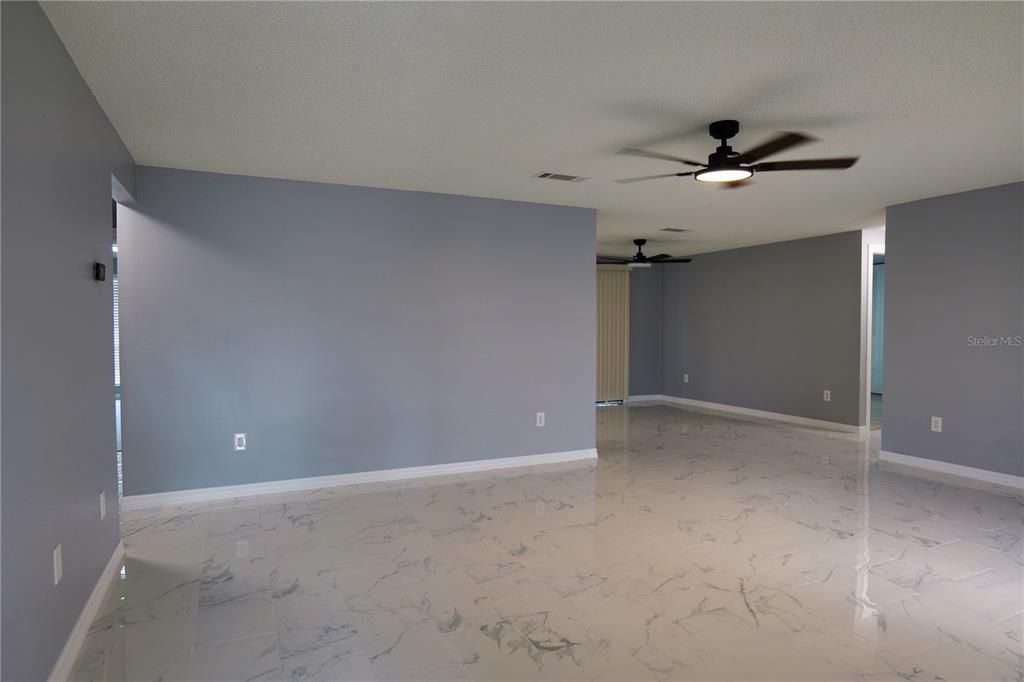 合同活跃: $395,000 (4 贝兹, 2 浴室, 1644 平方英尺)