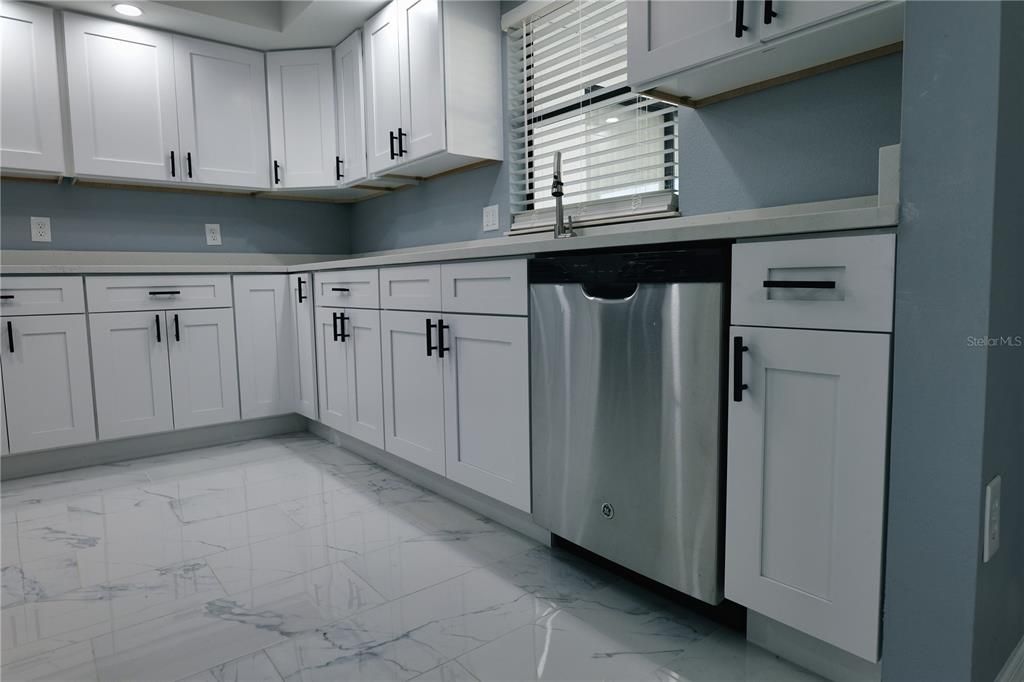 合同活跃: $395,000 (4 贝兹, 2 浴室, 1644 平方英尺)