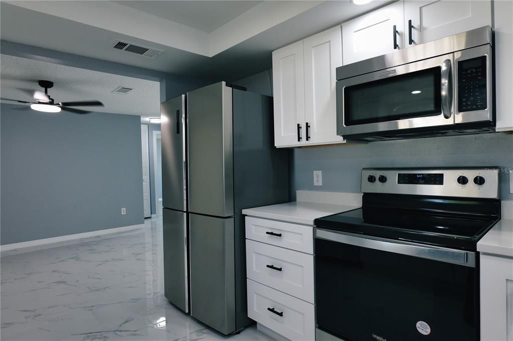 合同活跃: $395,000 (4 贝兹, 2 浴室, 1644 平方英尺)