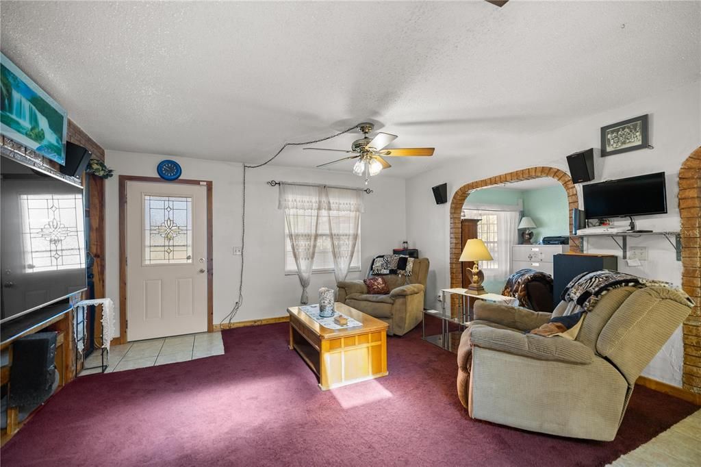 En Venta: $240,000 (3 camas, 2 baños, 1326 Pies cuadrados)