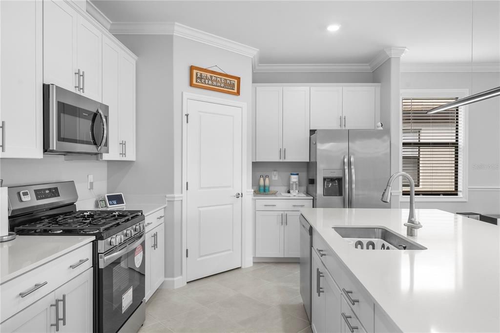 For Sale: $600,000 (3 beds, 3 baths, 2201 Square Feet)