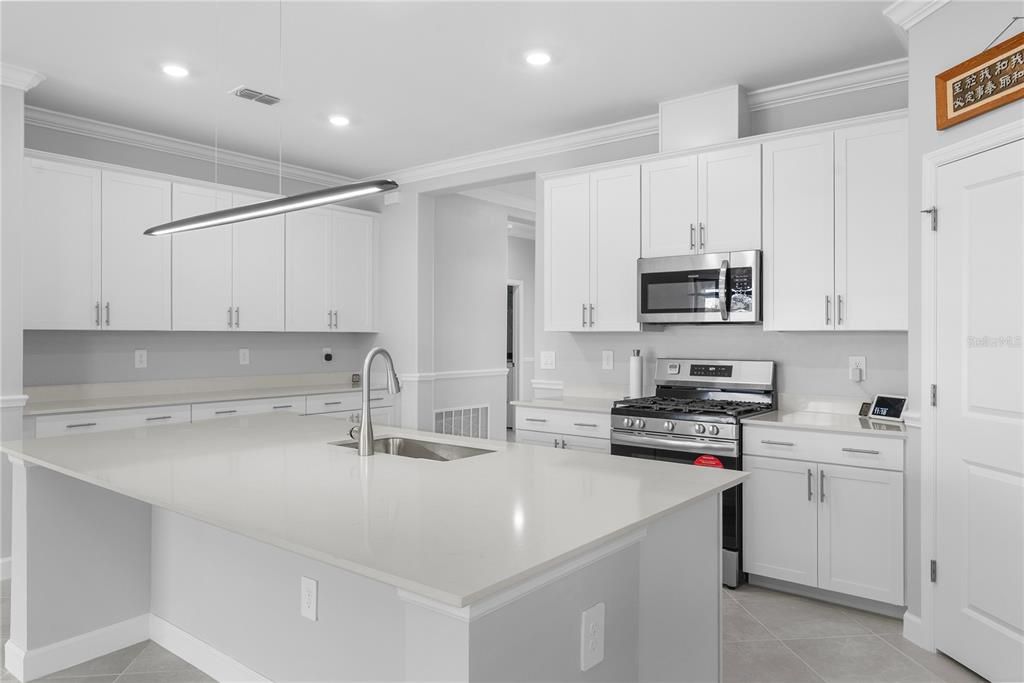 For Sale: $600,000 (3 beds, 3 baths, 2201 Square Feet)