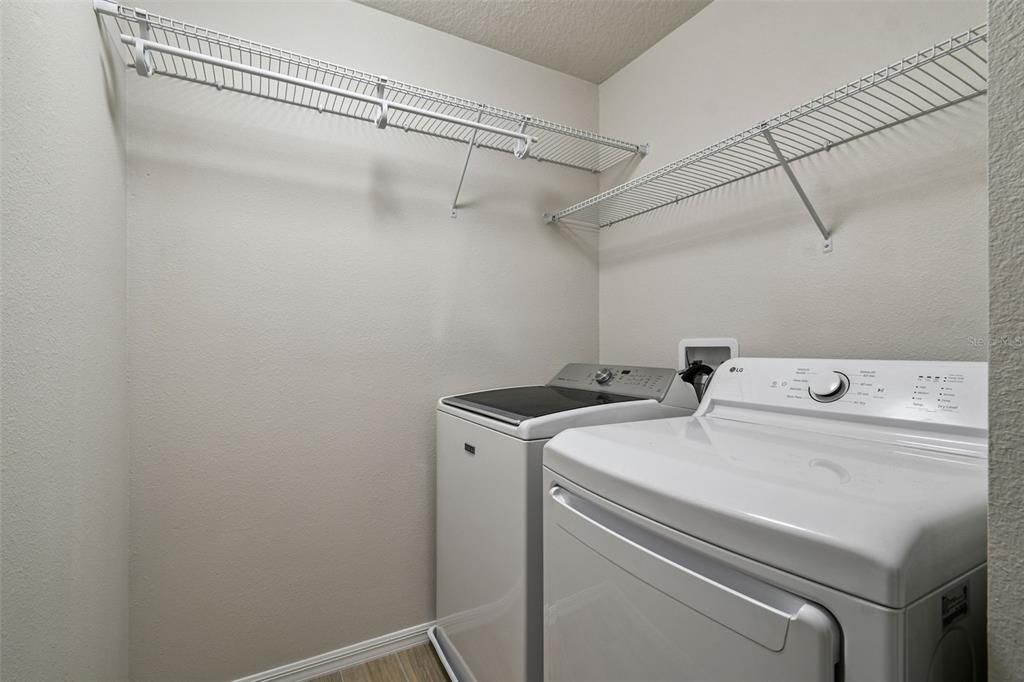 Под контрактом: $305,000 (3 спален, 2 ванн, 2269 Квадратных фут)