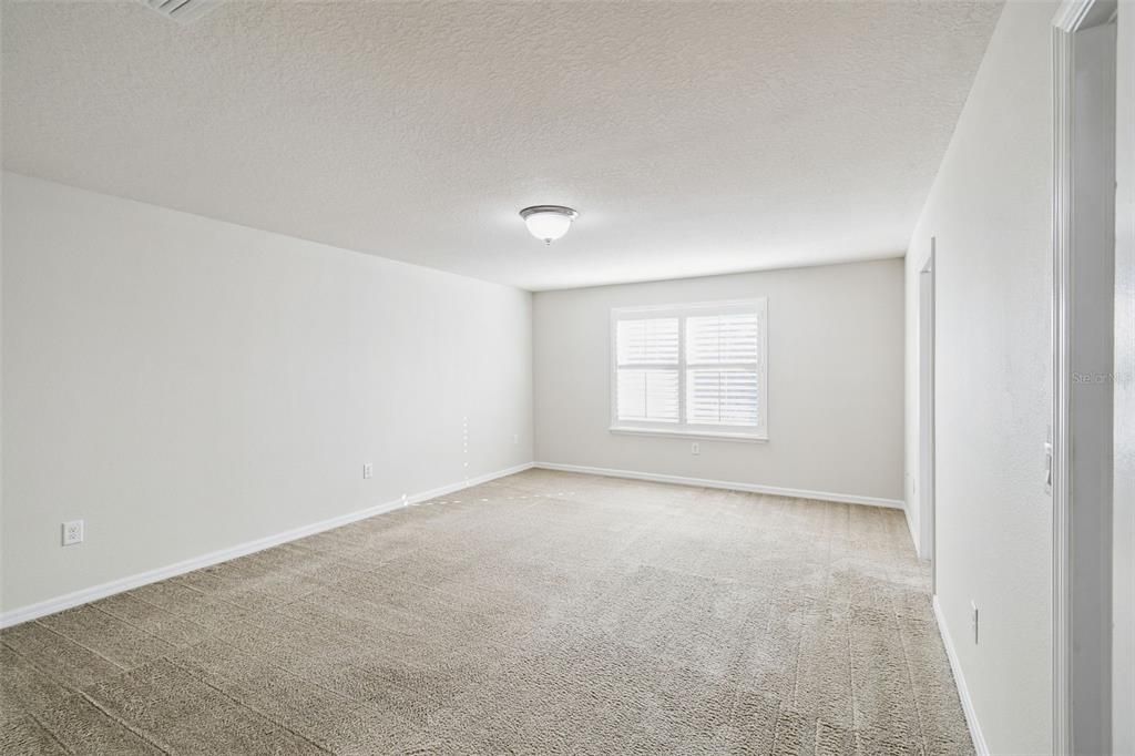 Под контрактом: $305,000 (3 спален, 2 ванн, 2269 Квадратных фут)