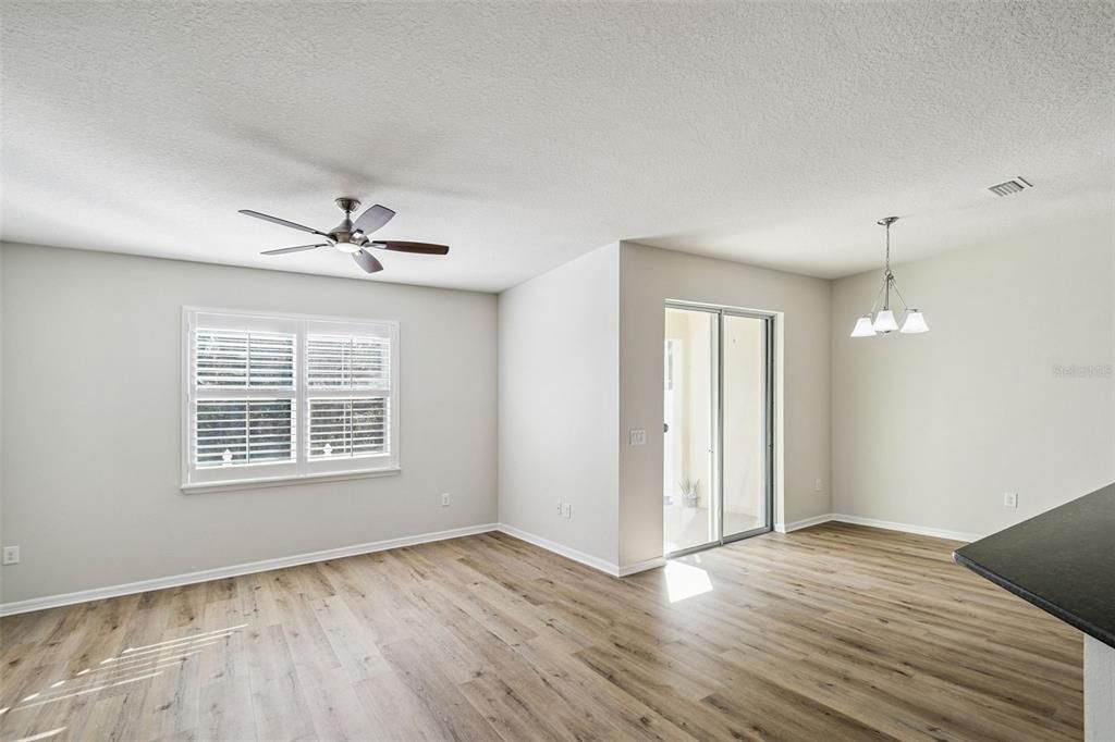 Под контрактом: $305,000 (3 спален, 2 ванн, 2269 Квадратных фут)