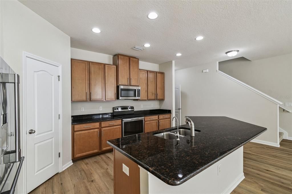 Под контрактом: $305,000 (3 спален, 2 ванн, 2269 Квадратных фут)