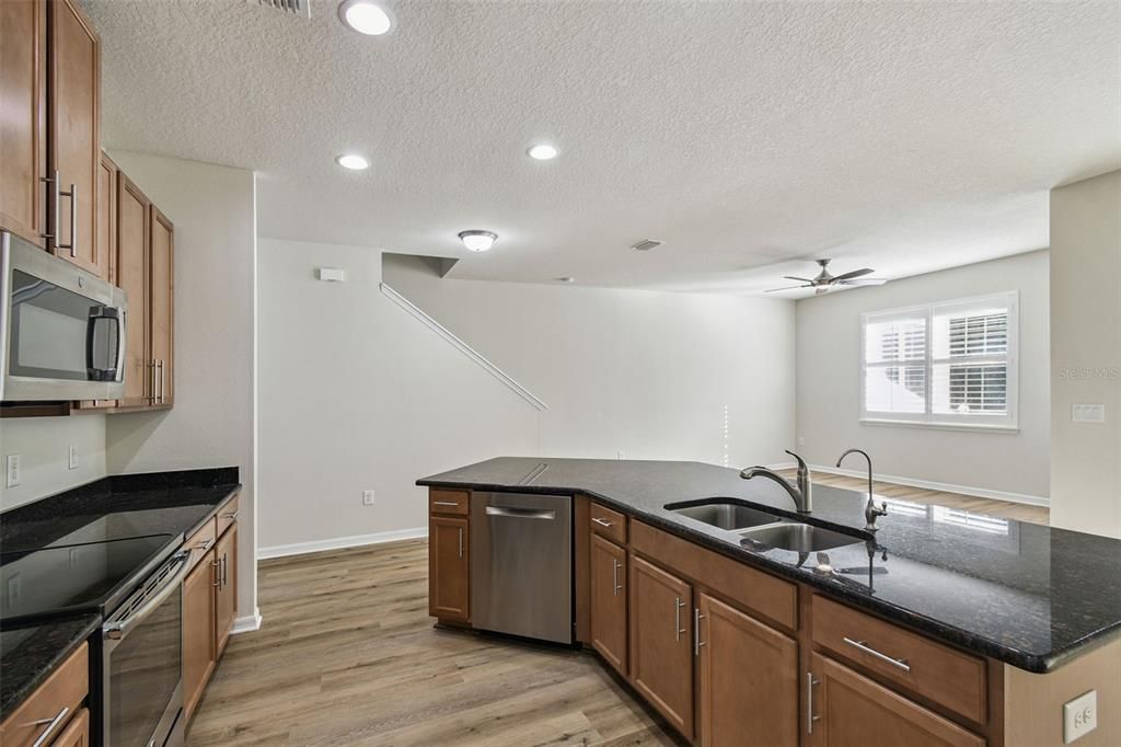 Под контрактом: $305,000 (3 спален, 2 ванн, 2269 Квадратных фут)