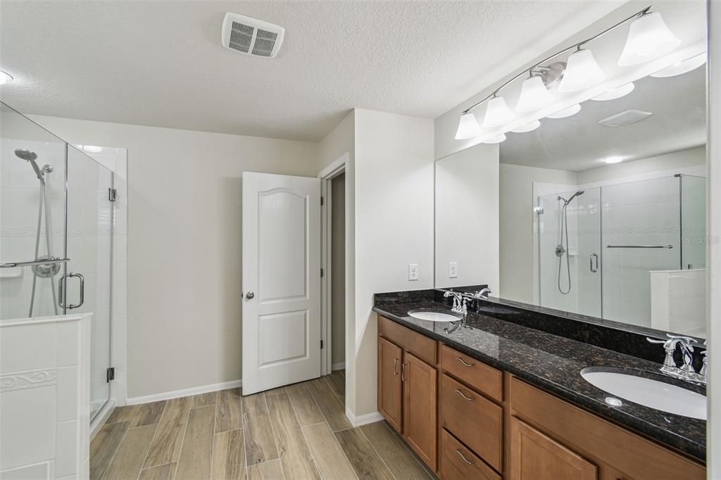 Под контрактом: $305,000 (3 спален, 2 ванн, 2269 Квадратных фут)