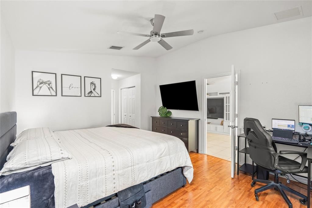 Activo con contrato: $469,900 (3 camas, 2 baños, 1453 Pies cuadrados)