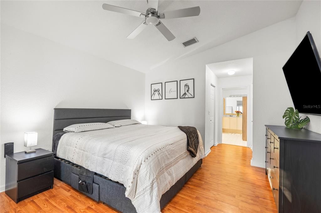 Activo con contrato: $469,900 (3 camas, 2 baños, 1453 Pies cuadrados)