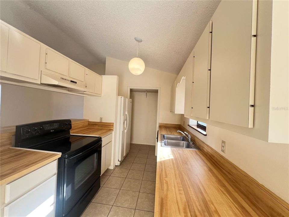 出租: $1,250 (2 贝兹, 1 浴室, 847 平方英尺)