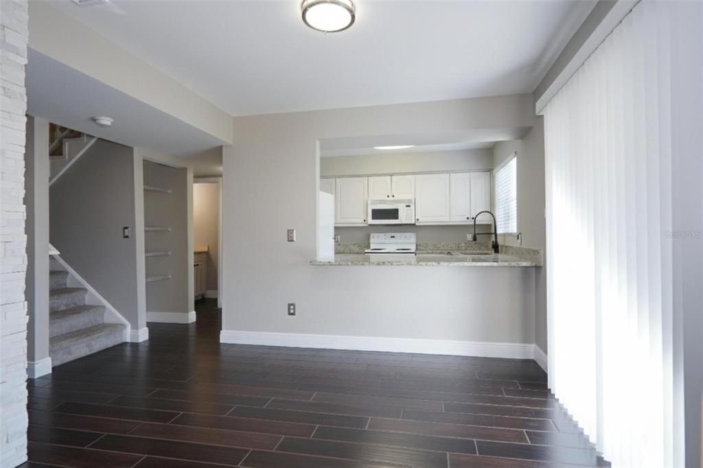 待售: $199,900 (2 贝兹, 1 浴室, 1072 平方英尺)