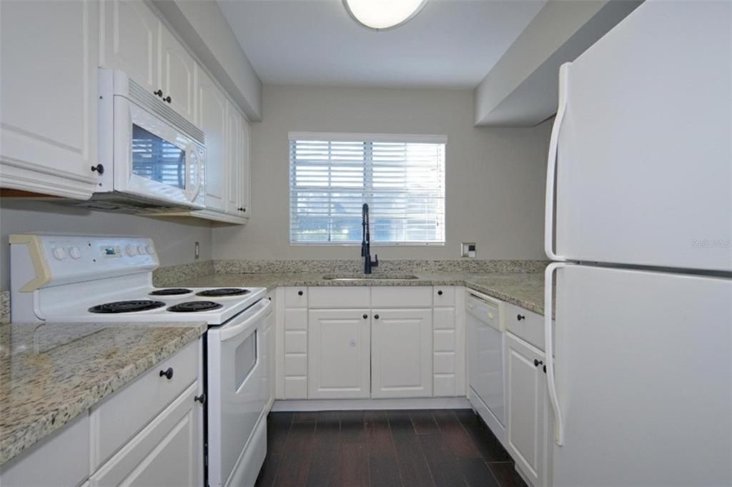 待售: $199,900 (2 贝兹, 1 浴室, 1072 平方英尺)